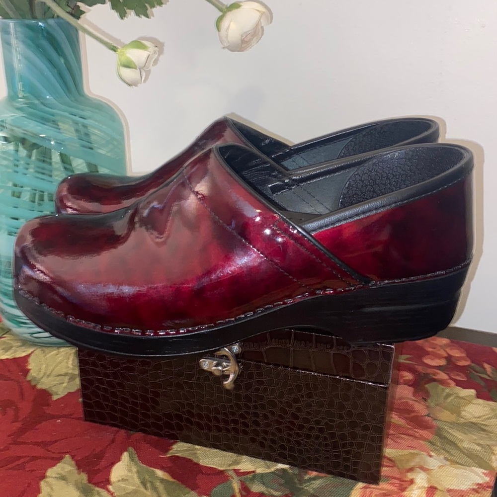 Dansko red marbled patent leather clogs!! Rare color!!